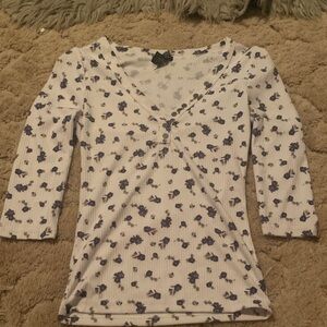 Rue21 White Ribbed V-Neck Top with Purple Floral Print